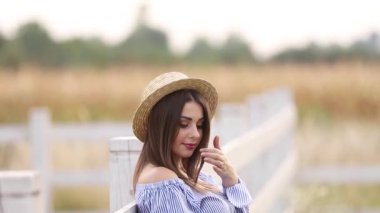 Görünümü güzel hamile kadının mavi elbise yürüyüş kadar yakın çiftlik duydum. Gülümseme ve tatlı. Slow motion video