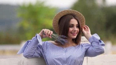 Görünümü güzel hamile kadının mavi elbise yürüyüş kadar yakın çiftlik duydum. Gülümseme ve tatlı. Slow motion video