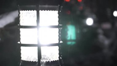 Kar yağışı, Closeup görünümü ile Noel Fener. Kar. Beyaz renk. gece