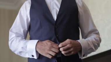 Yakışıklı damat otelde onun düğün gününde giyinmiş. Video