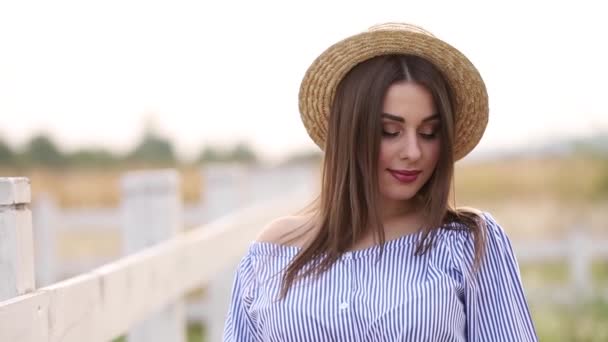 Vista de cerca de la hermosa mujer embarazada en vestido azul caminando escuchar la granja. Sonríe y feliz. Vídeo en cámara lenta — Vídeo de stock