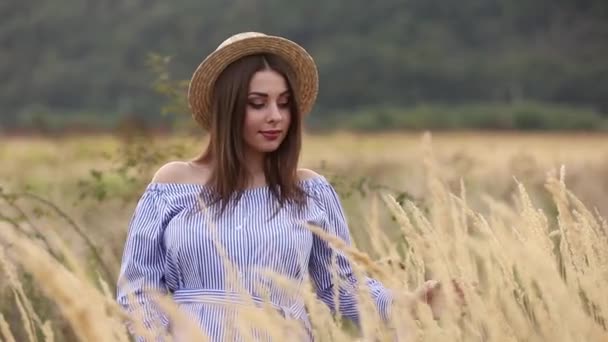 Mujer Embarazada Naturaleza Prueban Sombrero Punto Antecedentes Campo Fachada Blanca — Vídeos de Stock