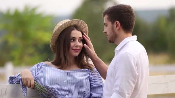 A família feliz está à espera do bebé. Mulher grávida e seu marido na natureza. Vídeo — Vídeo de Stock