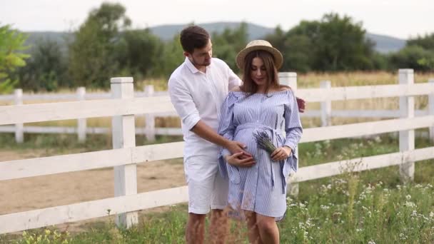 Schwangere Und Mann Umarmen Sich Und Zeigen Ihre Liebe Paar — Stockvideo