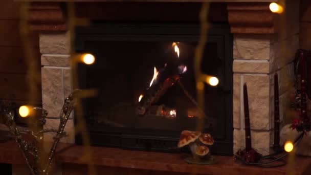 Kerstdecoratie thuis. Kerstboom en speelgoed. Fireplase en kaarsen. — Stockvideo