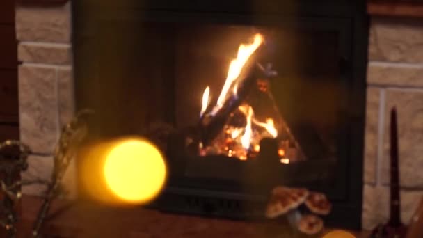 Decoração de Natal em casa. Árvore de Natal e brinquedos. Fireplase e velas . — Vídeo de Stock