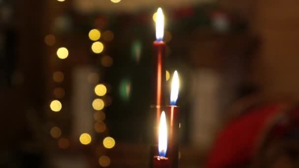 自宅クリスマス装飾。クリスマス ツリーとおもちゃ。Fireplase とキャンドル. — ストック動画