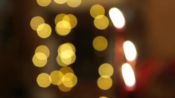Decoración de Navidad en casa. Árbol de Navidad y juguetes. Fireplase y velas . — Vídeos de Stock