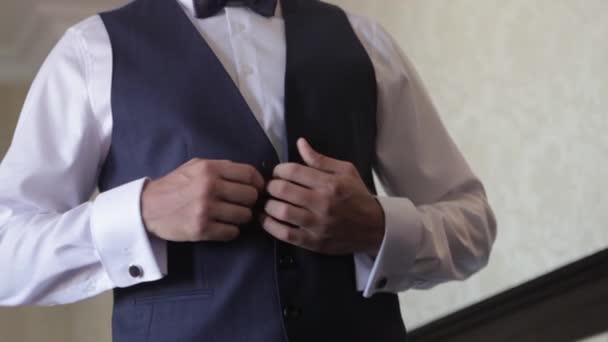 Bonito noivo vestido no hotel no dia do casamento. Vídeo — Vídeo de Stock