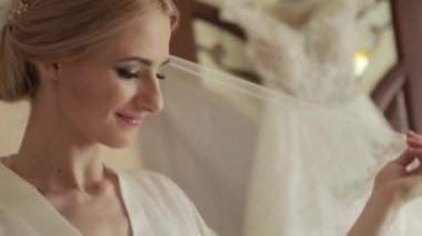 Oteldeki gelinlik içinde güzel bir gelin dresset. Sarışın kadın. Video