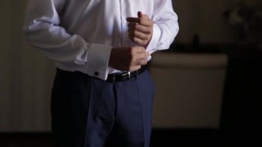 Yakışıklı damat otelde onun düğün gününde giyinmiş. Video