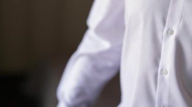 Yakışıklı damat otelde onun düğün gününde giyinmiş. Video