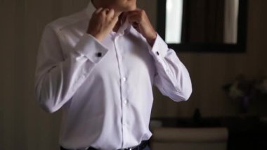 Yakışıklı damat otelde onun düğün gününde giyinmiş. Video
