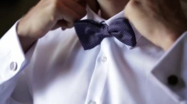 Yakışıklı damat otelde onun düğün gününde giyinmiş. Video
