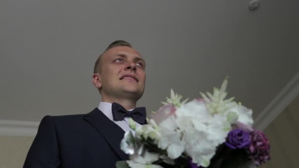 Groom prend le bouquet et va voir sa fiancée. Jour de mariage, Vidéo — Video
