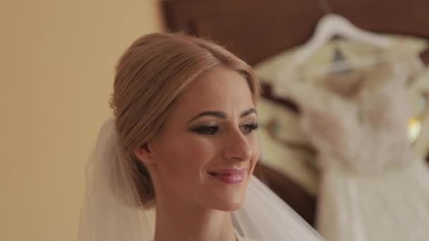 Belle robe de mariée en robe de mariée à l'hôtel. Femme aux cheveux blonds. Vidéo — Video