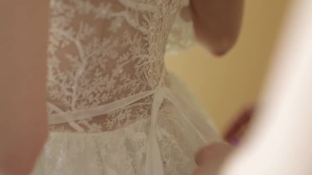 Vestido de noiva bonita em vestido de noiva no hotel. Mulher loira. Vídeo — Vídeo de Stock