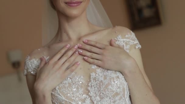 De dresset van de mooie bruid in huwelijk jurk in het hotel. Blond haar vrouw. Video — Stockvideo