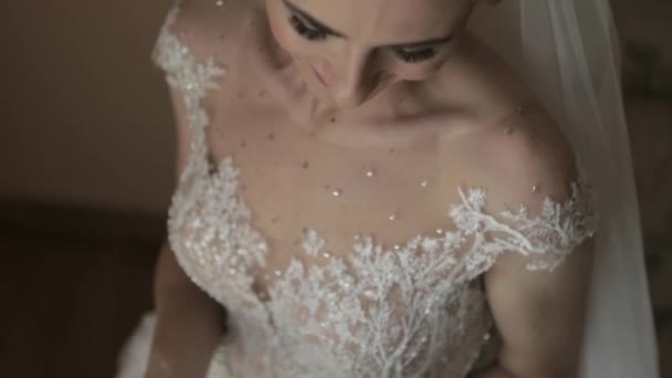 Sposa il giorno del suo matrimonio. Abito da sposa bianco — Video Stock