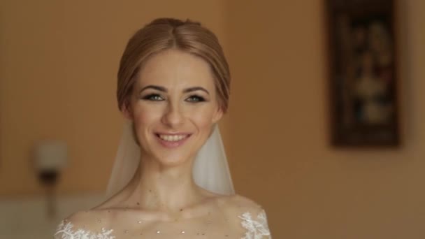 Retrato de uma noiva em um vestido de noiva. A noiva veste-se no hotel. Vídeo. noiva feliz — Vídeo de Stock