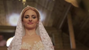 Damat ve gelin düğün günü kilisede. Sadece evli çift. Video