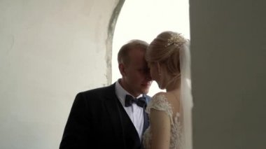 Yeni evliler kalede düğün gününde yürüyüş mesafesindedir. Gelin ve düğün gününde Enjoying damat