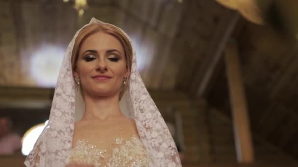 Mariée et fiancée le jour de leur mariage à l'église. Juste un couple marié. Vidéo — Video