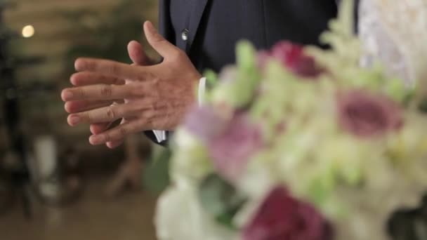 花婿と花嫁が婚礼の日の教会。ちょうど結婚されていたカップル。ビデオ — ストック動画