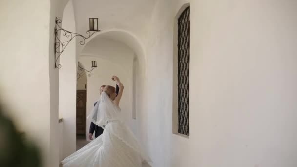 Beau Couple Marchant Dans Château Bel Homme Tendresse Femme — Video