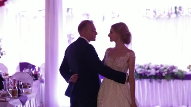 Première danse du marié et de la mariée. Danse dans le destaurant. Mariage vidéo — Video