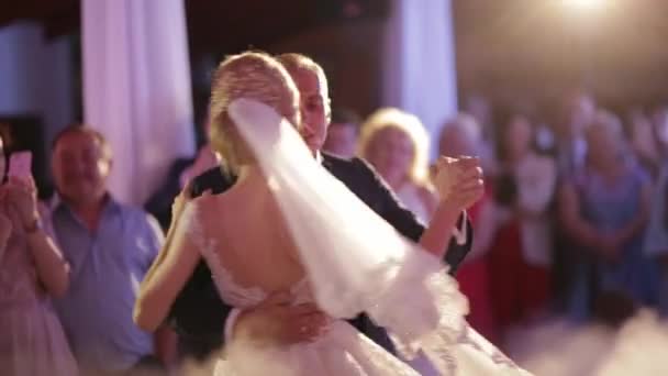 Primeira dança do noivo e da noiva. Dança no destauro. Vídeo casamento — Vídeo de Stock