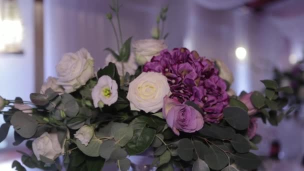 Decoración en la boda en el restaurante — Vídeos de Stock