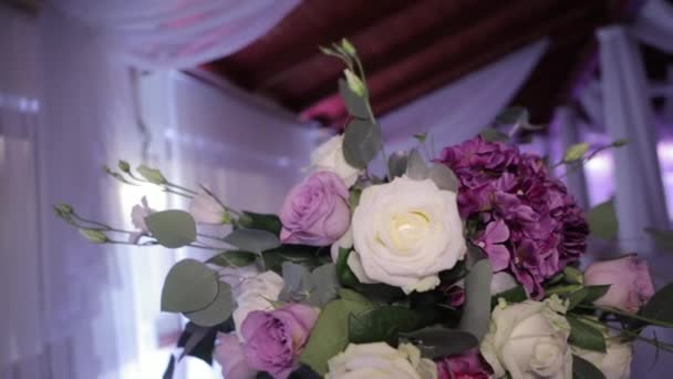Decoración en la boda en el restaurante — Vídeos de Stock