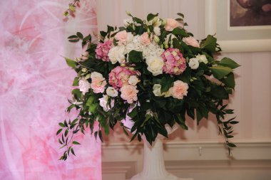 Masanın üzerinde restoran çiçeklenir. Düğün dekorasyon