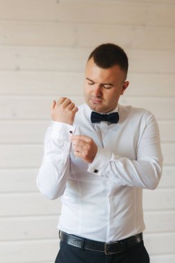 Yakışıklı damat beyaz gömlek ve mavi kravat yay. Damat düğün gününde giyinmiş