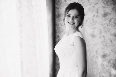 Sevimli gelin stand penceresinin önünde. Odasına pencereden kız beklemede