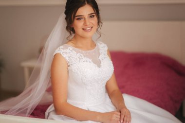 Hassasiyet gelin oturmak pencere ve onun damat için bekleyin