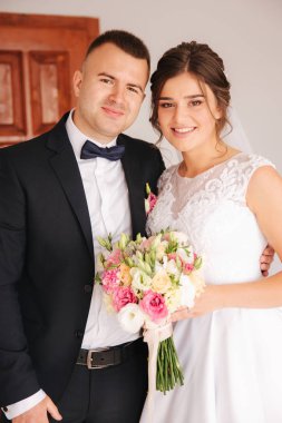 Önce damat ve gelin düğün günü karşılamak. Damat ve gelin. Aşk