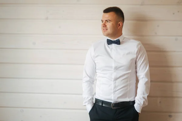 Όμορφος groom άσπρο πουκάμισο και μπλε γραβάτα τόξο. Ντυμένος Γαμπρός την ημέρα του γάμου — Φωτογραφία Αρχείου