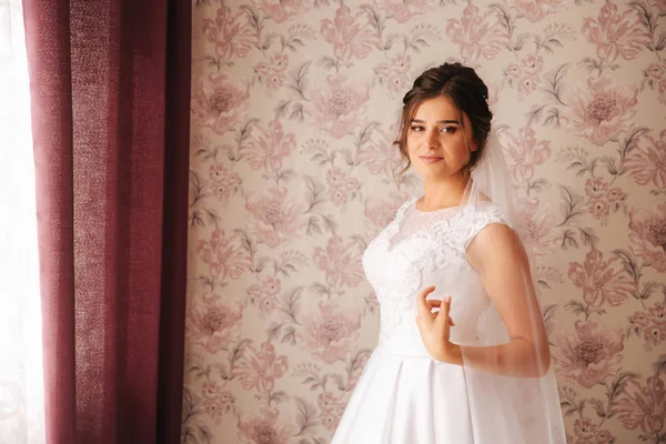 Ochtend van jonge bruid. Portret van mooi meisje. Witte trouwjurk — Stockfoto