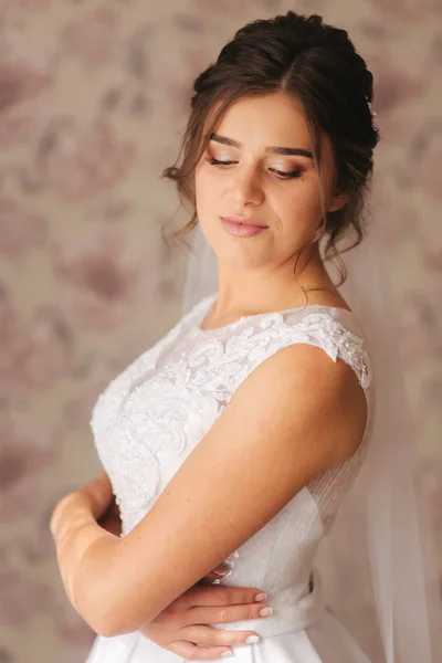 若い花嫁の朝。美しい少女の肖像画。白いウェディング ドレス — ストック写真