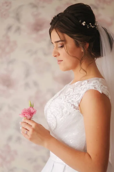 Encantador noivo um boutonniere em suas mãos — Fotografia de Stock