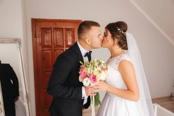Först träffas av brudgummen och bruden på deras bröllopsdag. Brudgummen och bruden. Kärlek — Stockfoto