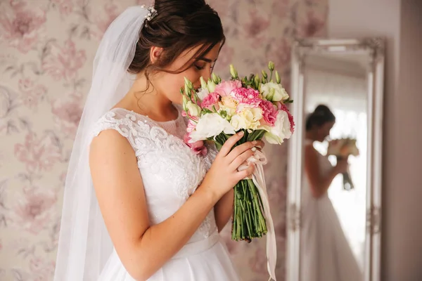Νύφη κατέχουν ένα μπουκέτο λουλούδια στο χέρι της. Την ημέρα του γάμου — Φωτογραφία Αρχείου