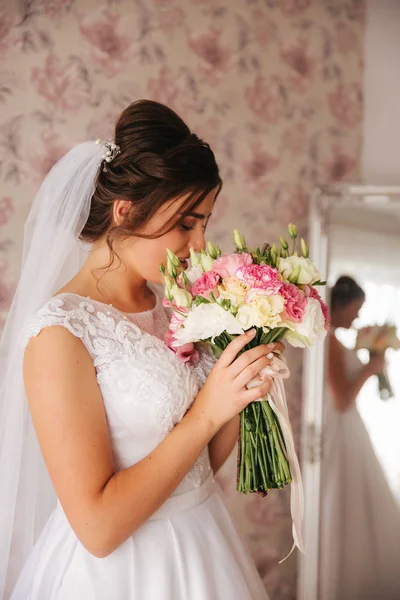 Nevěsta drží v ruce kytici květin. Svatební den — Stock fotografie