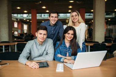 Okul kütüphanesinde okuyan üniversite öğrencilerinden oluşan bir grup, bir kız ve bir erkek dizüstü bilgisayar kullanıyor ve internete bağlanıyor. Sınava hazırlanın