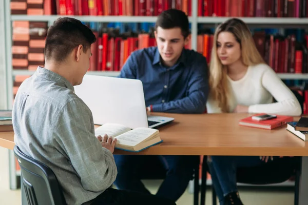 Üniversite Öğrencileri Kitap Dizüstü Bilgisayar Ile Birlikte Masada Oturuyor Mutlu — Stok fotoğraf