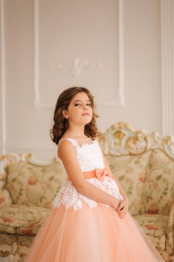 Mutlu küçük prenses güzel elbiseli yürümek ama büyük stüdyo