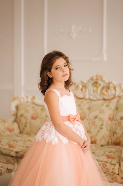 Mutlu küçük prenses güzel elbiseli yürümek ama büyük stüdyo