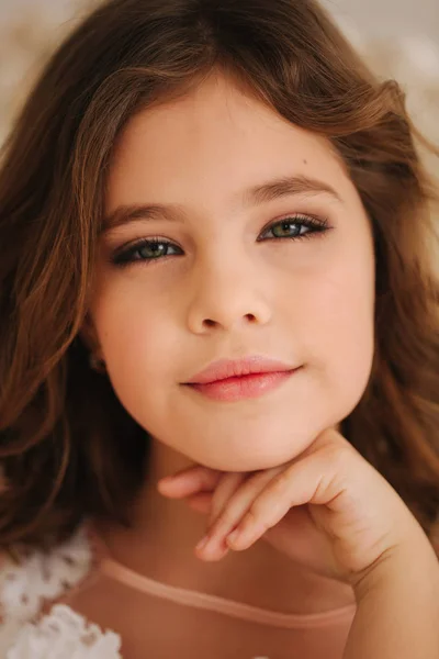 어린 소녀의 초상화입니다. 모델의 아름 다운 눈 — 스톡 사진